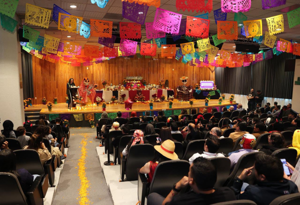 EL IEEM MANTIENE VIVAS LAS TRADICIONES  CON OFRENDA DE DÍA DE MUERTOS