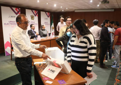 PRESENTAN URNAS ELECTRÓNICAS  EN FACULTAD DE DERECHO DE LA UAEM